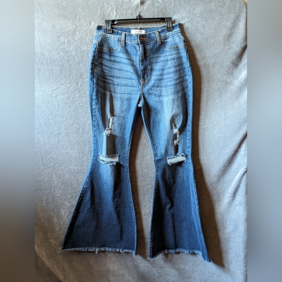 Zenana Outfitters Denim - Zenana Bell Bottom Jeans size 31